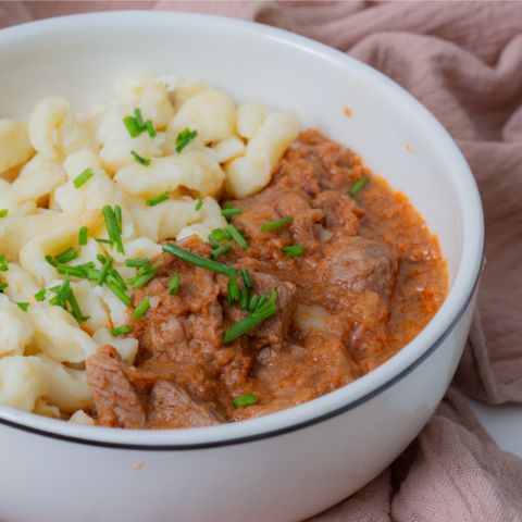 Goulash con spätzle · 3 porciones